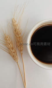 咖啡杯旁两支麦穗的静物构图