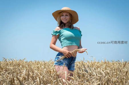 麦田里的微笑少女