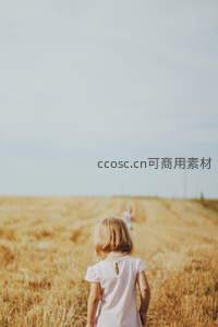 小女孩背影走向麦田远方，童年回忆