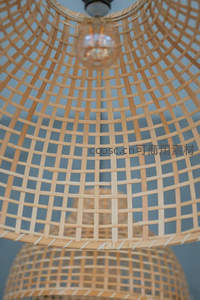 竹编灯罩特写，温暖灯光透出自然纹理