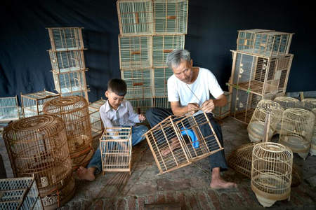 祖孙共同制作传统竹鸟笼