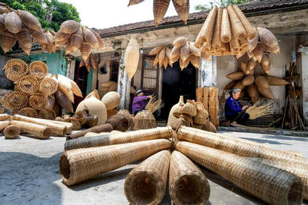 老屋前晾晒竹编工艺品