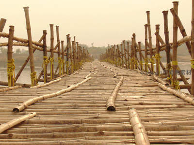 古朴竹桥横跨静谧水面