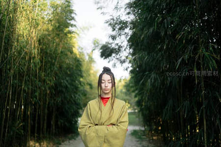 竹径幽深古装女子伫立