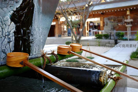 神社手水舍竹筒，净心祈福古韵浓