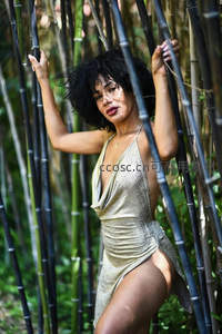 竹林中的优雅女性写真