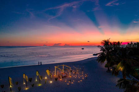 烛光晚餐，沙滩上的浪漫约定