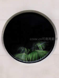 圆形窗洞内窥见的绿意盎然