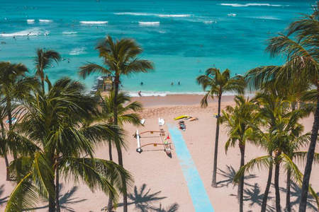 俯瞰棕榈滩与碧海蓝天