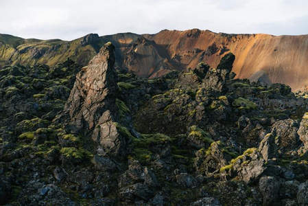 熔岩尖峰沐浴夕阳，大地雕塑之美