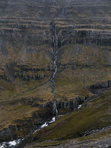 层叠山崖上的细长瀑布如银线垂落
