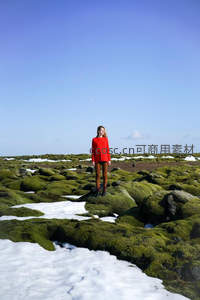 雪地苔原上红衣女子的身影
