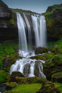 宽幅瀑布自黑岩之上倾泻，水流柔滑如丝绸