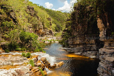 峡谷溪流穿行于岩壁之间