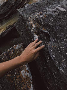 攀岩者触摸岩石纹理