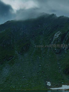 云雾缭绕的苍翠山峦全景