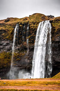 壮观瀑布从苔藓悬崖倾泻而下