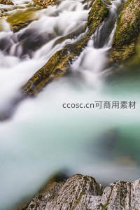 长曝光下的溪流如丝般柔滑