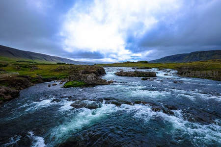 湍急河流穿行于青翠山谷间