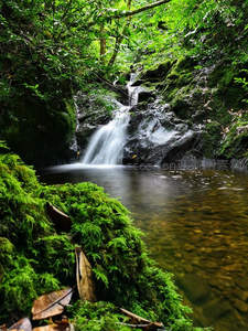 溪谷中飞流直下的小瀑布