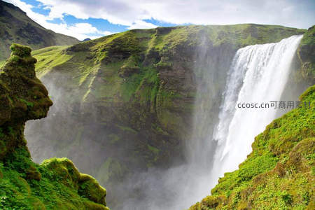 绿崖飞瀑倾泻下，水雾弥漫仙境现