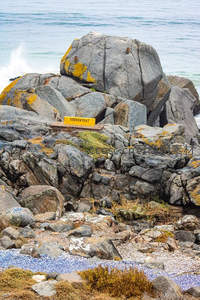 海岸巨岩与海浪拍打的自然奇观