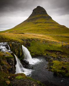 孤峰耸立瀑布飞流，冰岛壮丽自然奇观