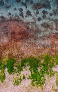 航拍视角下的彩色滩涂与藻类分布