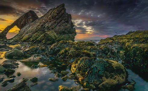 巨岩拱门，潮汐退去露奇观