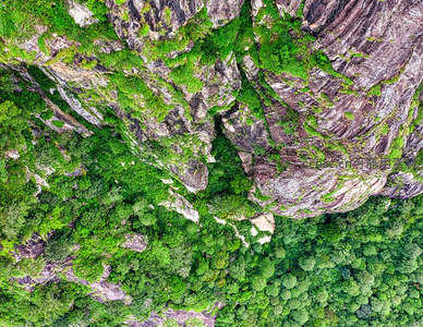 航拍苍翠山峦与嶙峋岩壁交织盛景