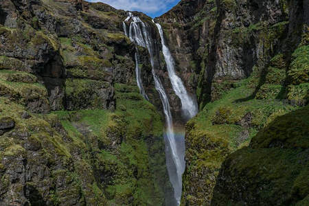 瀑布飞流直下，彩虹横跨山谷间