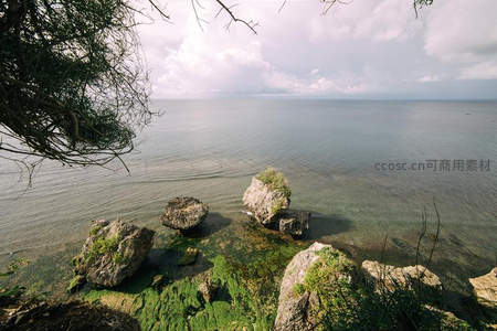 远眺碧海，礁石点缀海岸线