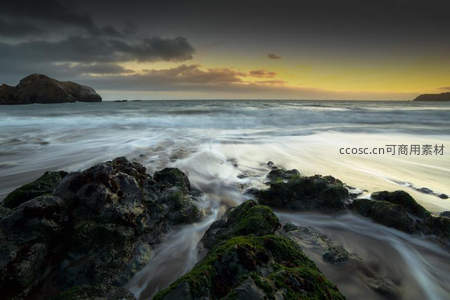 暮色海浪轻抚青苔礁石