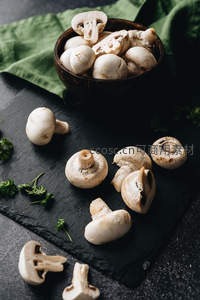 新鲜白蘑菇摆盘，搭配绿叶点缀