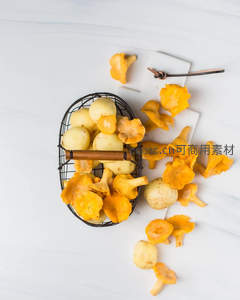 金黄鸡油菌与土豆搭配摆拍