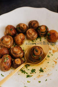 金勺盛起的香煎口蘑美食特写