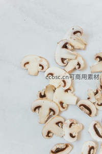 白色台面上散落的切片白蘑菇
