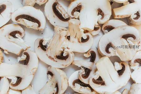 俯拍视角下密集排列的白蘑菇切片