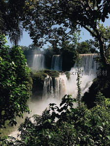 热带雨林瀑布群，水雾弥漫的绿色仙境