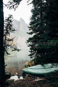 湖畔独舟，远山如黛雾中隐现