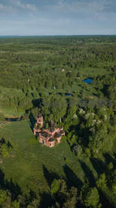 航拍绿野中的古朴教堂宛如世外桃源