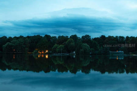 暮色湖面倒影如镜映衬岸边灯火