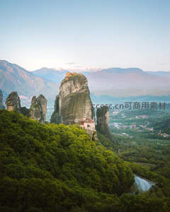 巨岩之上修道院奇观
