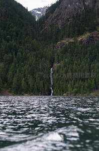 深谷瀑布倾泻入幽静湖