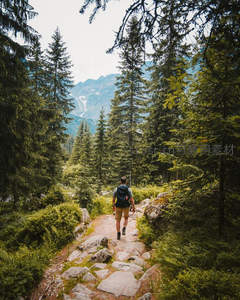 背包客徒步山林小径远眺雪山