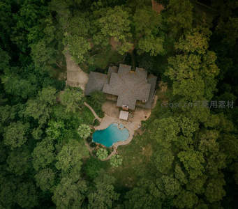 森林秘境空中俯瞰别墅泳池