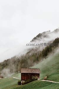 雾中木屋，青山绿坡独居