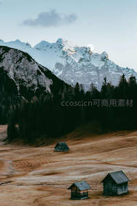 月升雪峰下孤屋静谧田野