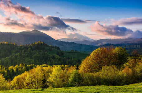 山峦叠翠云霞映照春日田野