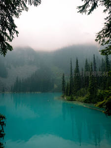 雾锁碧湖映苍翠山林